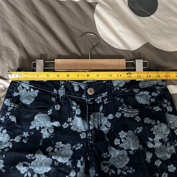 American Eagle size 6 stretch jeans, flower motif - Picture 4 of 9